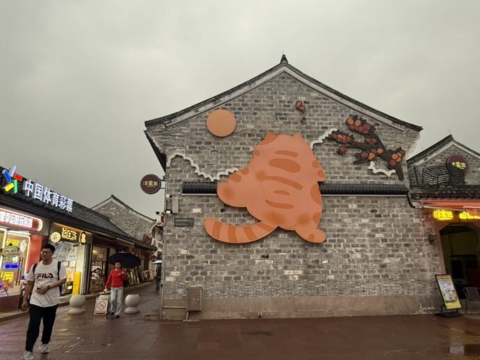 猫の絵が張り付いた壁