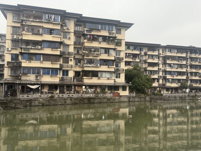 川の向こうのマンション