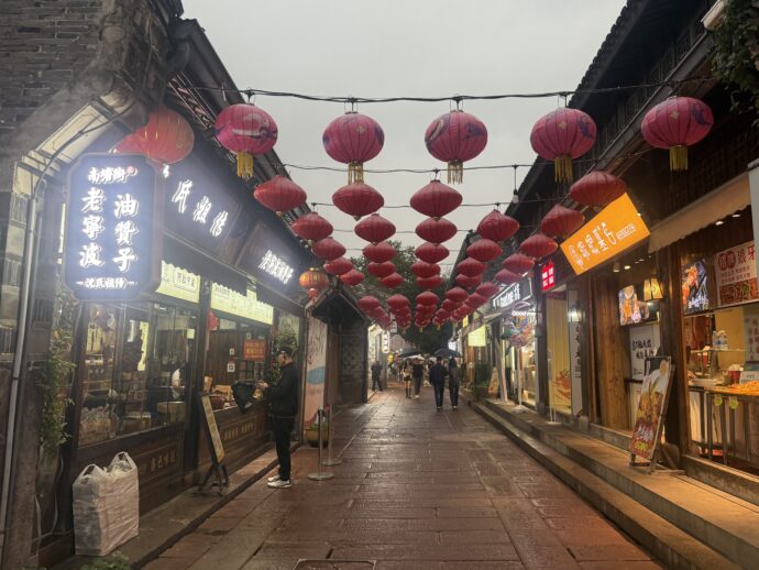 提灯のついたレストラン街