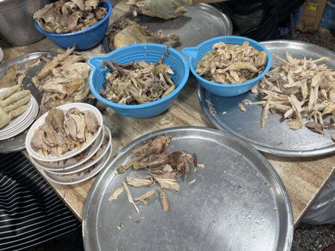 鳥をほぐす作業中