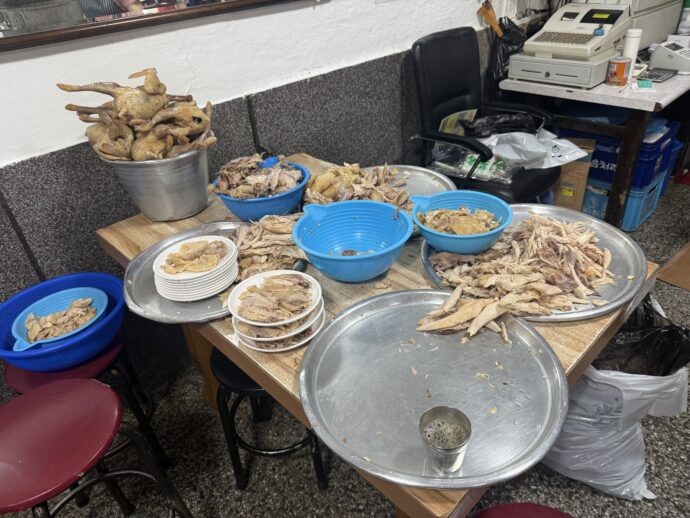 鳥をほぐす作業中