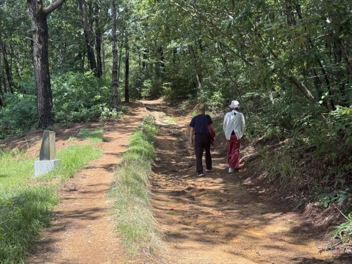 ハイキングする夫婦