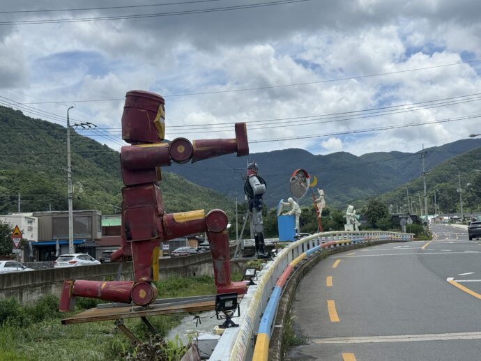 仁興村の赤いモニュメント