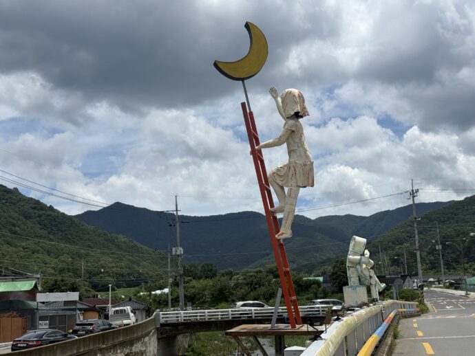 月に登るはしご