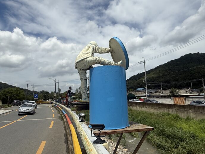 ゴミ箱に入る男