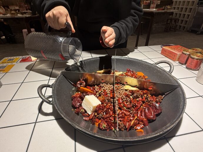 鍋にスープを注ぐ