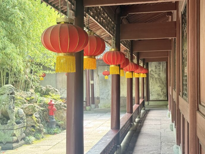 提灯のついた通路