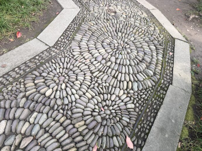 石で埋められた道