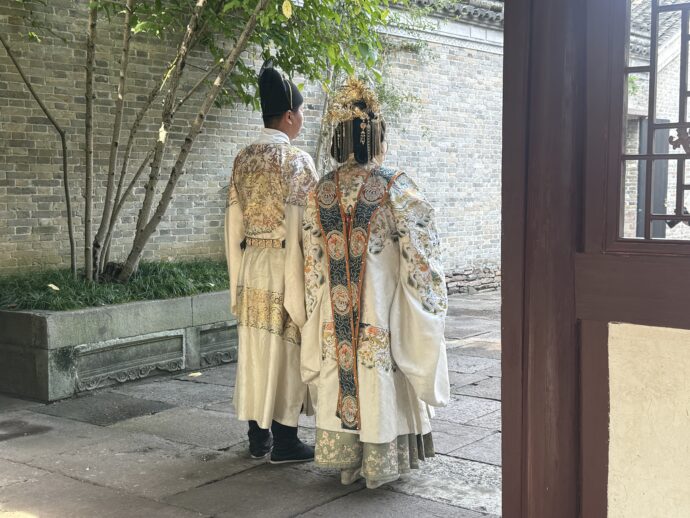 伝統衣装の男女