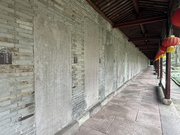 碑が埋め込まれた壁