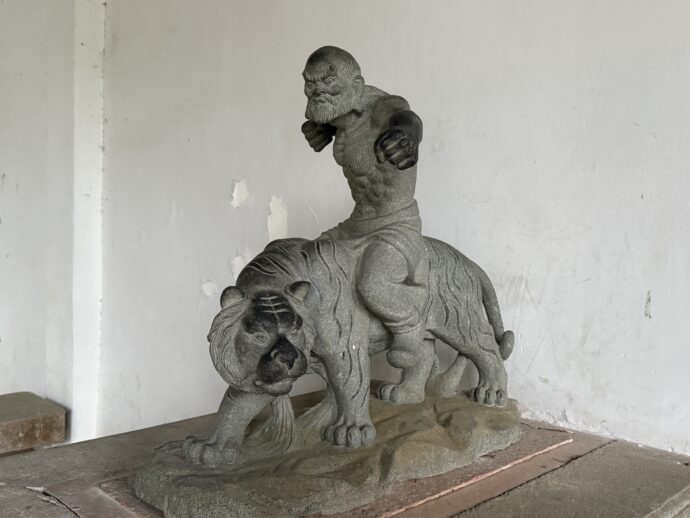 虎にまたがる人の像