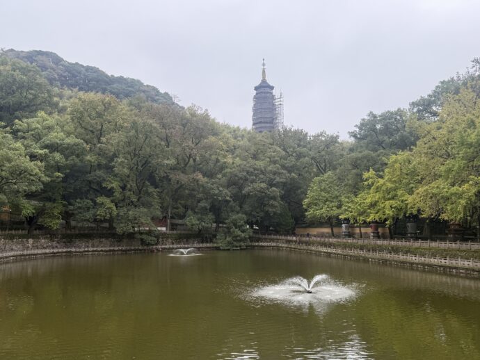 万工池から見える千佛塔