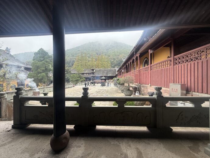 廊下からみる境内