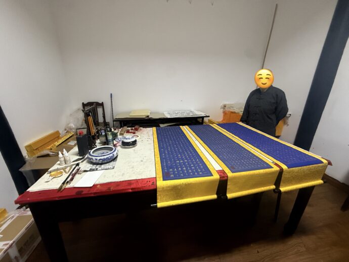 写経作品と僧侶男性