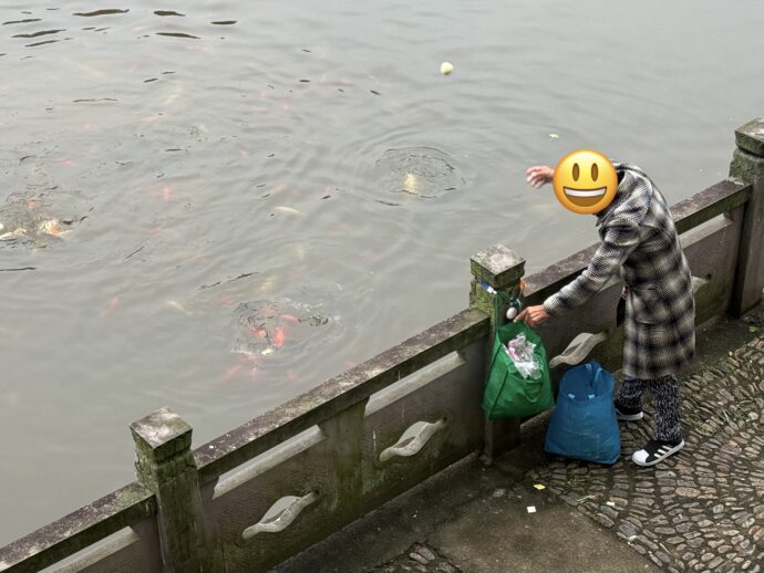 パンを投げる女性