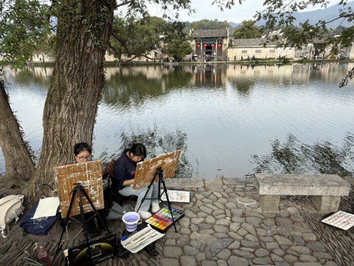 スケッチをする人