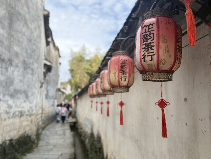 提灯のぶら下がる道