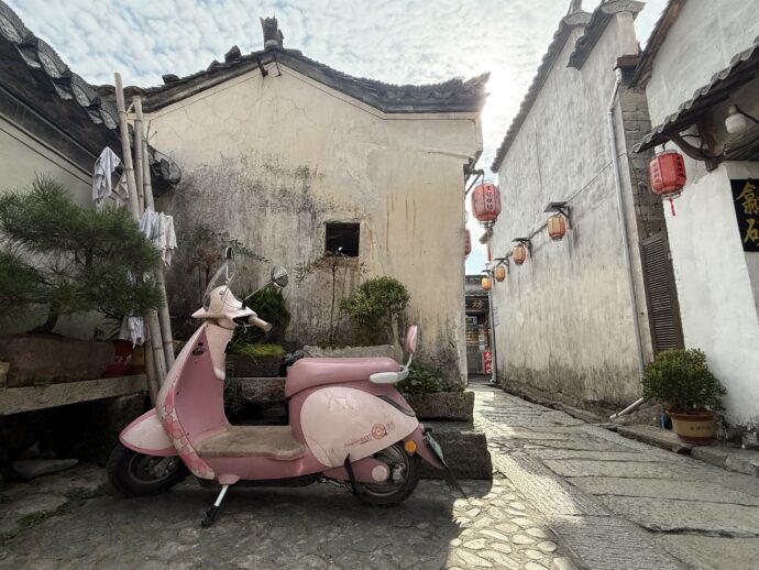 ピンクの原付バイク