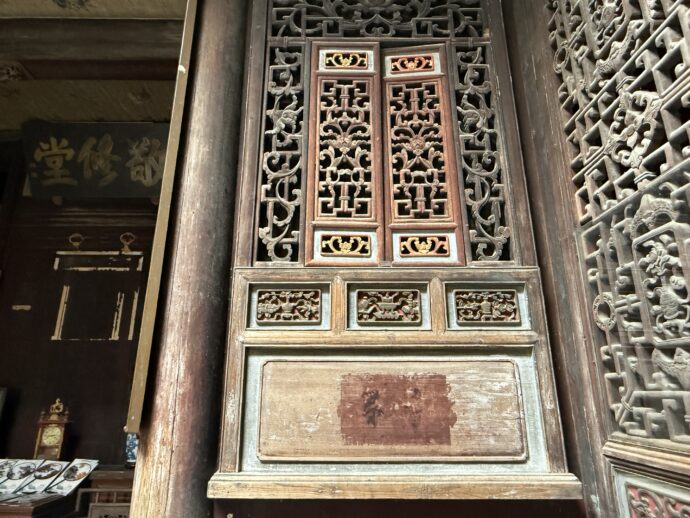 扉の透かし彫り