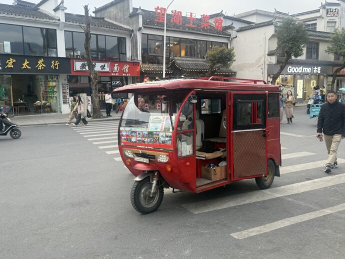 赤いトゥクトゥク