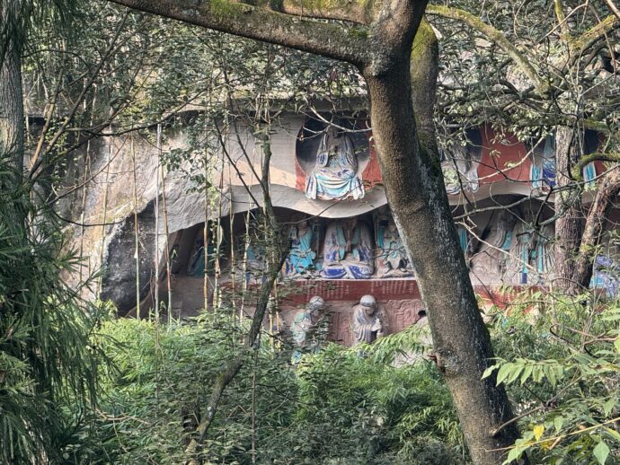 向かい側の石刻