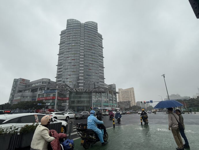雨が強く降る寧波の街