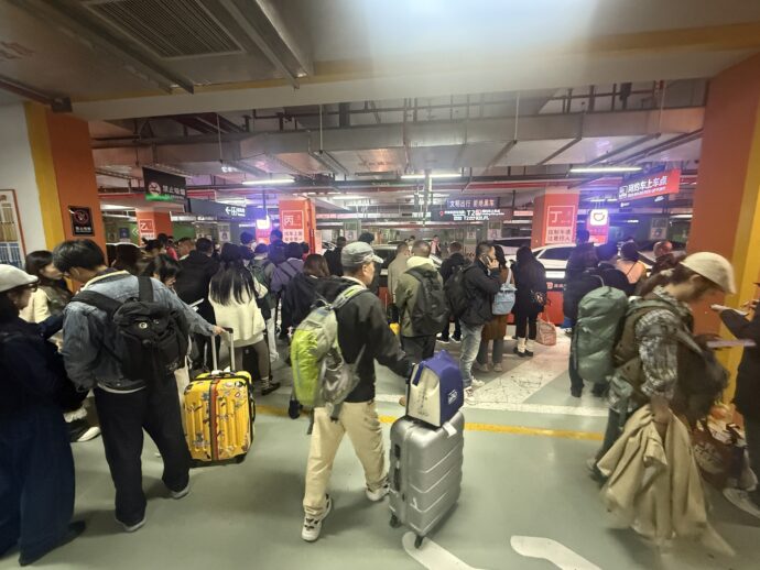 タクシー待ちの人