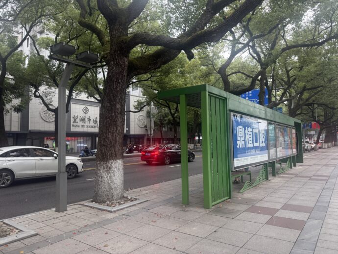 望湖市場のバス停