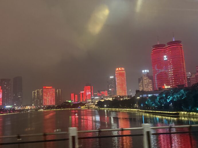 車窓から見えるライトアップ