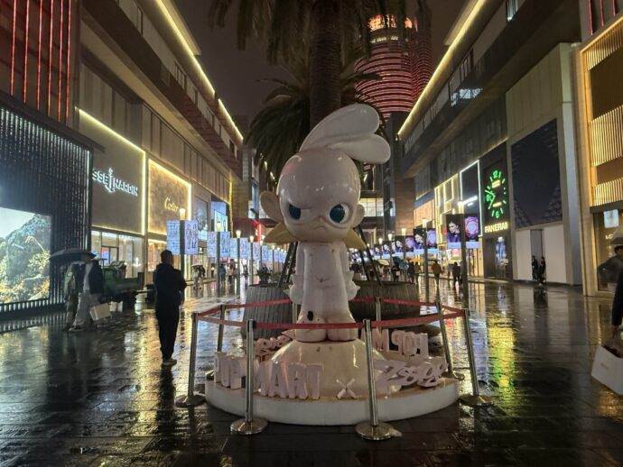 不思議な女の子のモニュメント