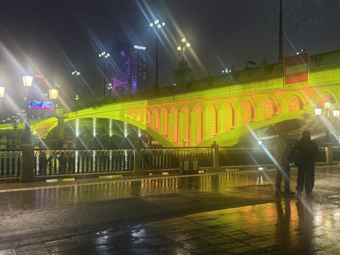 黄色く照らされた新江橋