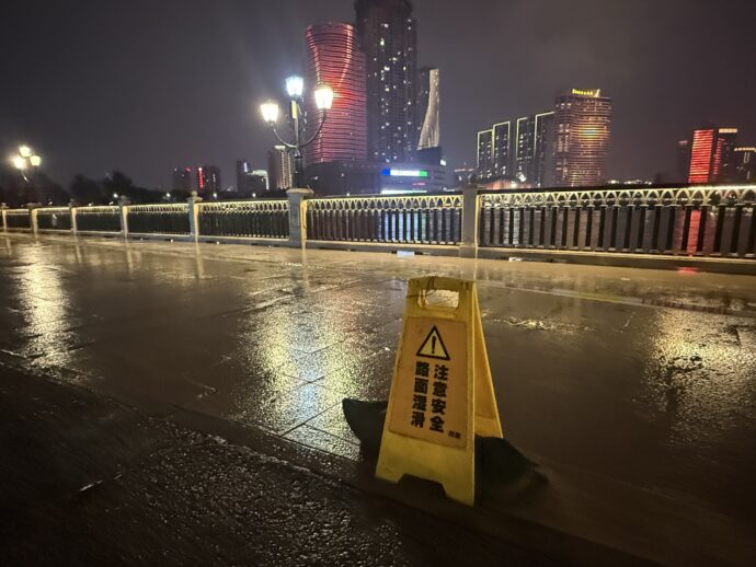 立ち入り禁止の札