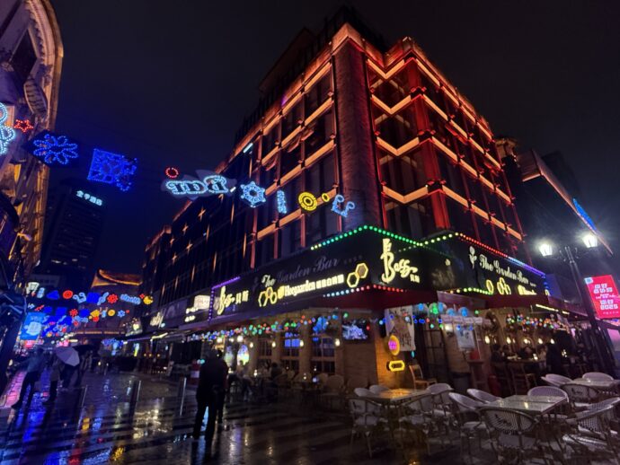 ライトアップされた外灘の西欧建築ビル