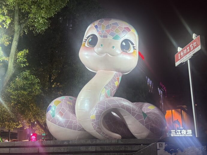 蛇のモニュメント