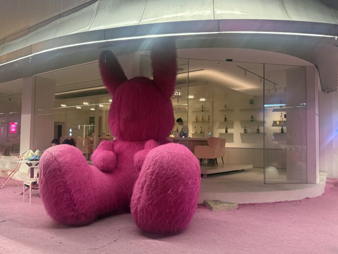 巨大ピンクのぬいぐるみ
