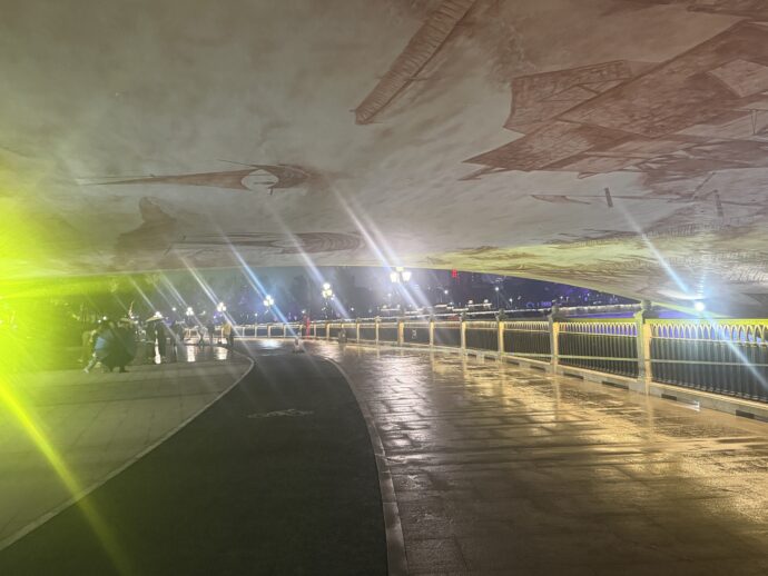 新江橋の下の通路