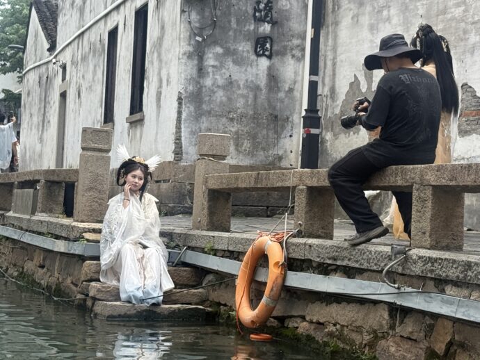 写真撮影する女性