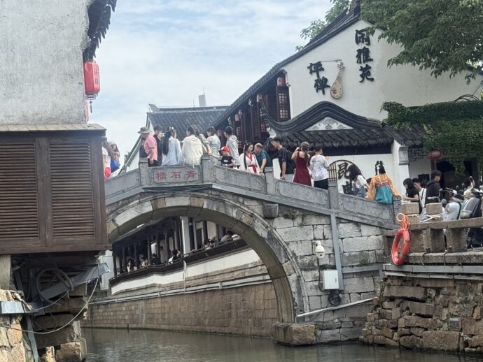 水路から見た橋