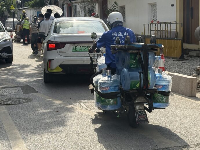 荷物を積んだバイク