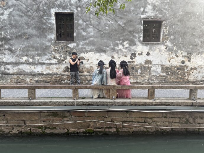 写真撮影する女性