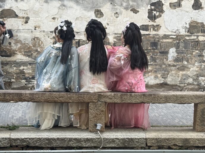 写真撮影する女性