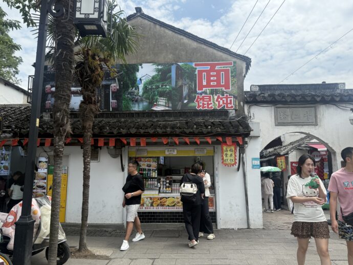 入口すぐのお店