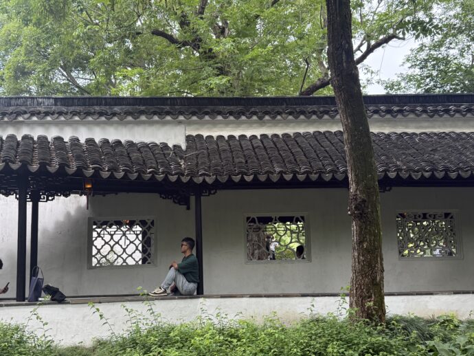 廊下で休憩する男性