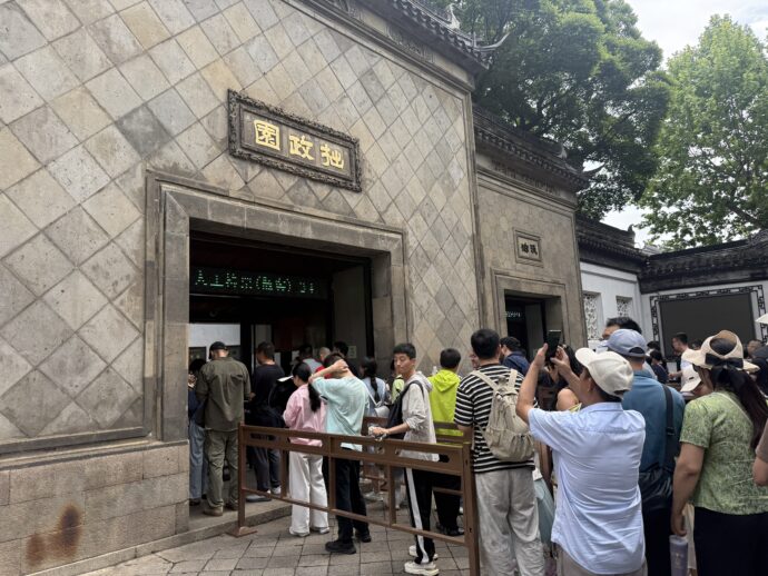 拙政園入場ゲートの行列