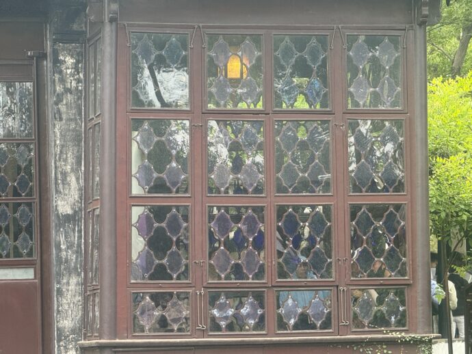 十八曼陀罗花馆のガラス窓