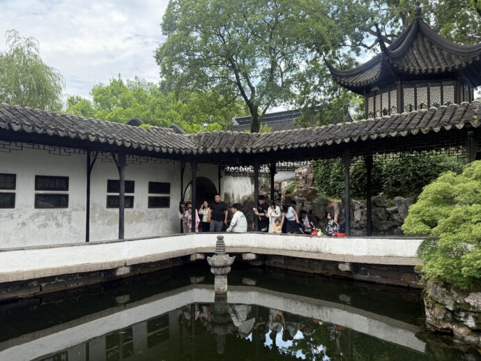 池の周りの通路