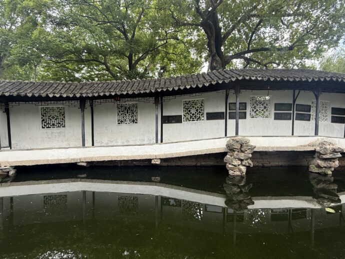 池の周りの通路