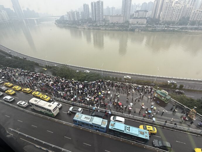 李子坝站の駅前に大量の観衆