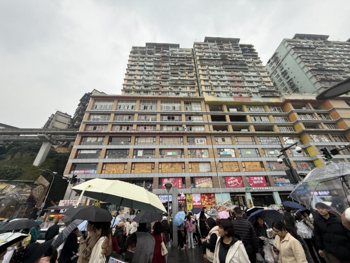 ビルを見上げる