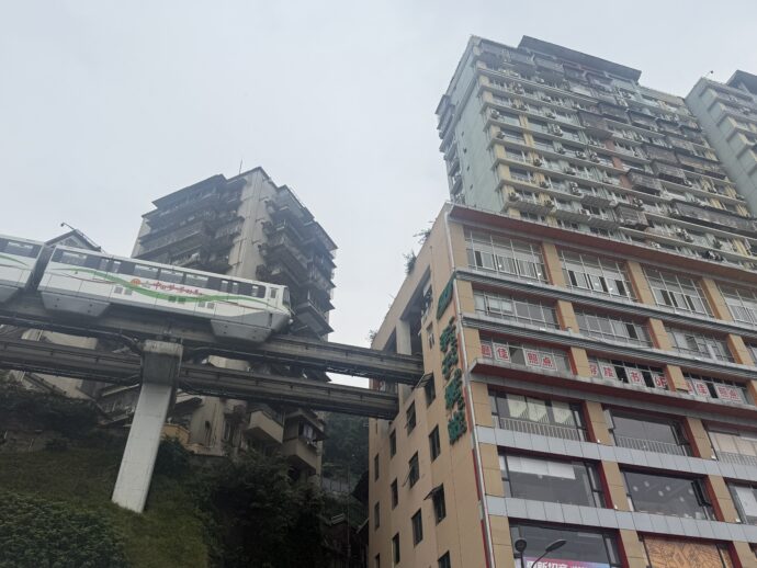 ビルに突っ込むモノレール